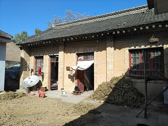 2017年，彬县池均录家，还是二十年前的模样，一栋老式的土砖房