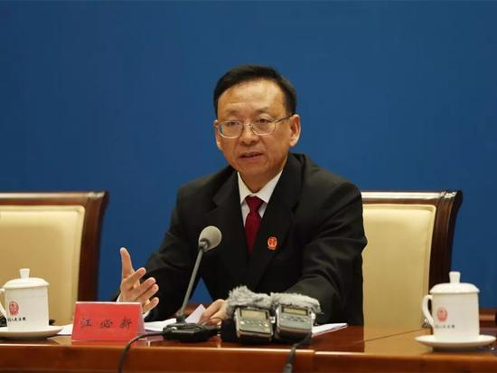 最高人民法院党组副书记、副院长江必新就该司法解释的起草情况、主要内容和贯彻执行作了简要介绍和说明。