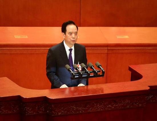3月13日,全国人大常委会副委员长李建国向十三届全国人大一次会议作关于中华人民共和国监察法草案的说明。 澎湃新闻记者 赵昀 图