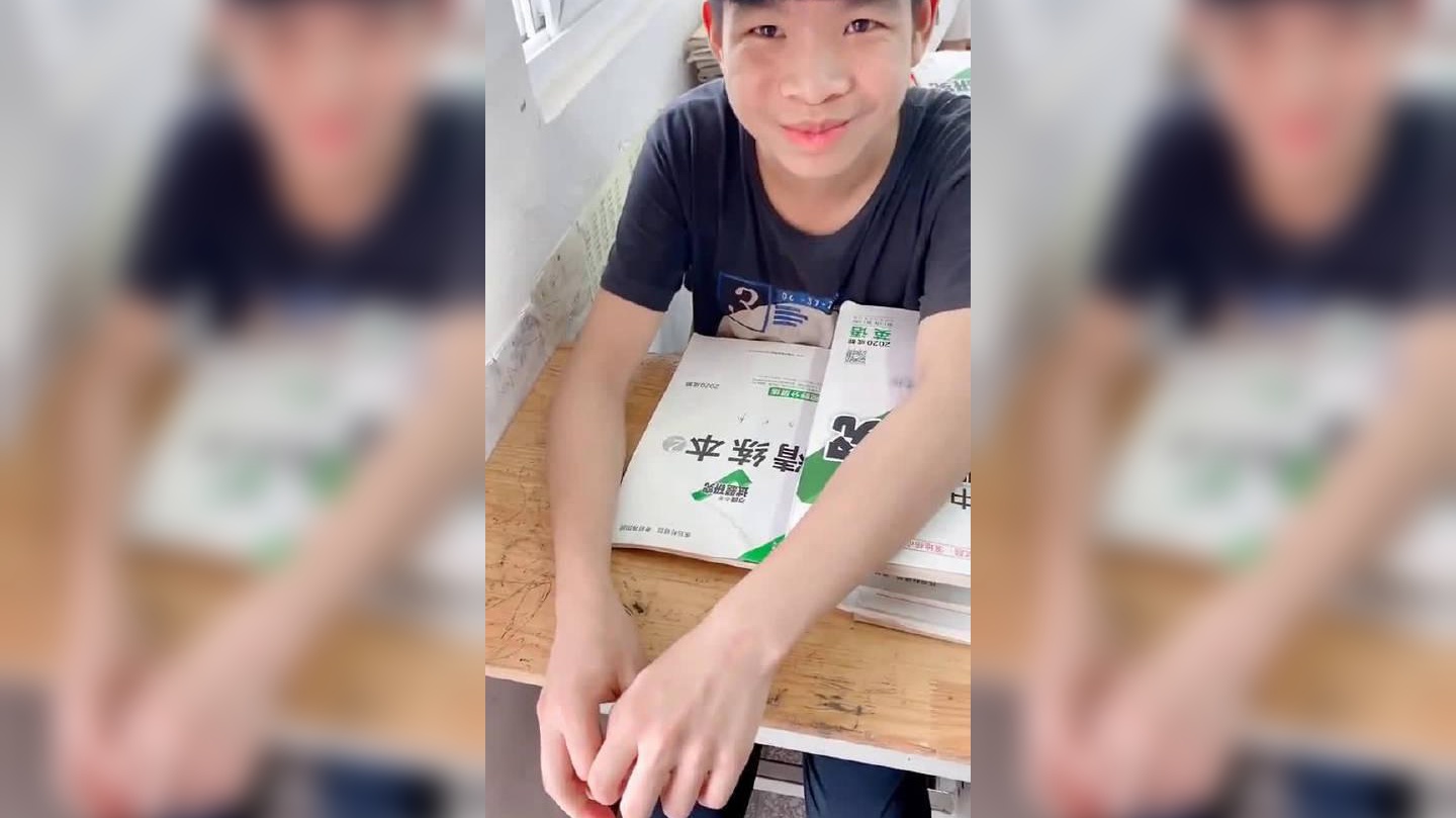 小卷儿太可爱了,颜值碾压女网红梁爽,小小年纪都会耍