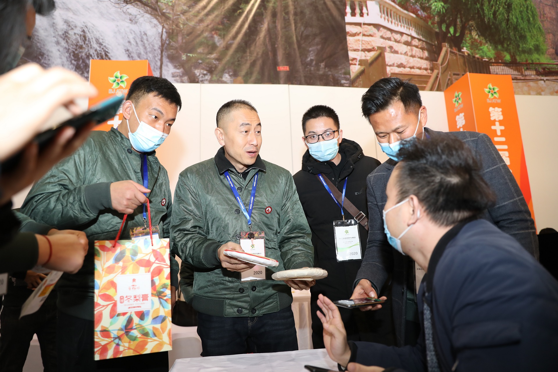 (图为云南西双版纳供应商樊晋军在向大家推介他们的普洱茶新品。)