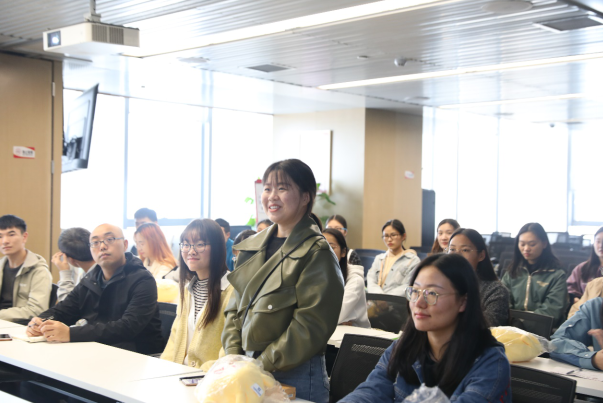 2019年10月12日,河南财经政法大学广告学专业学生赴河南中原消费金融股份有限公司调研时积极提问。