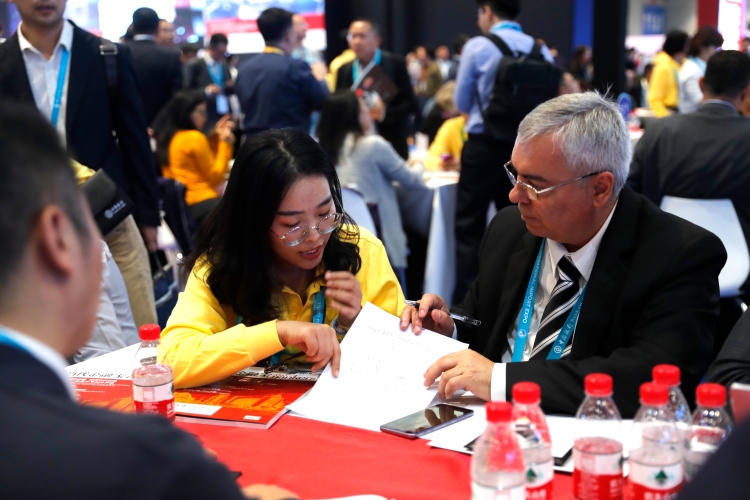 图为第二届进博会供需对接会首日，现场座无虚席，各国客商积极接洽。/记者袁婧摄