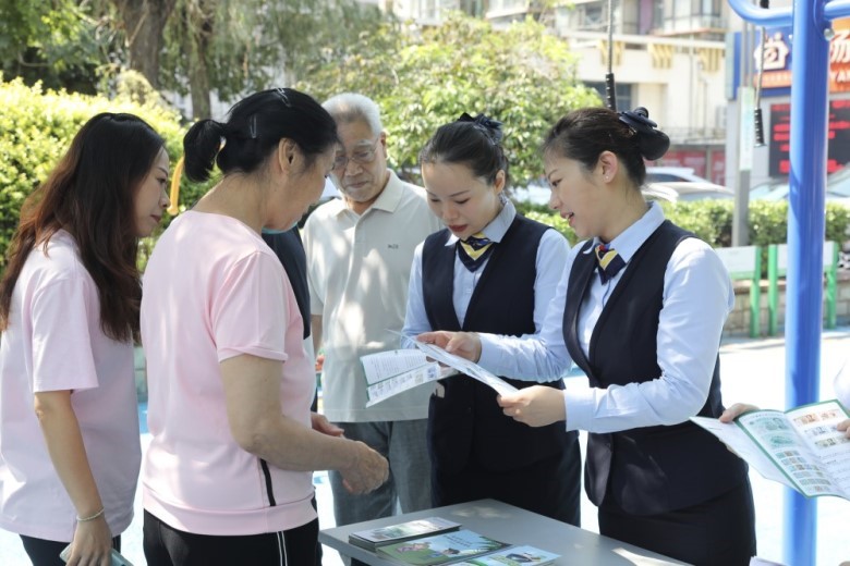 邮储银行北京分行员工进社区送金融知识