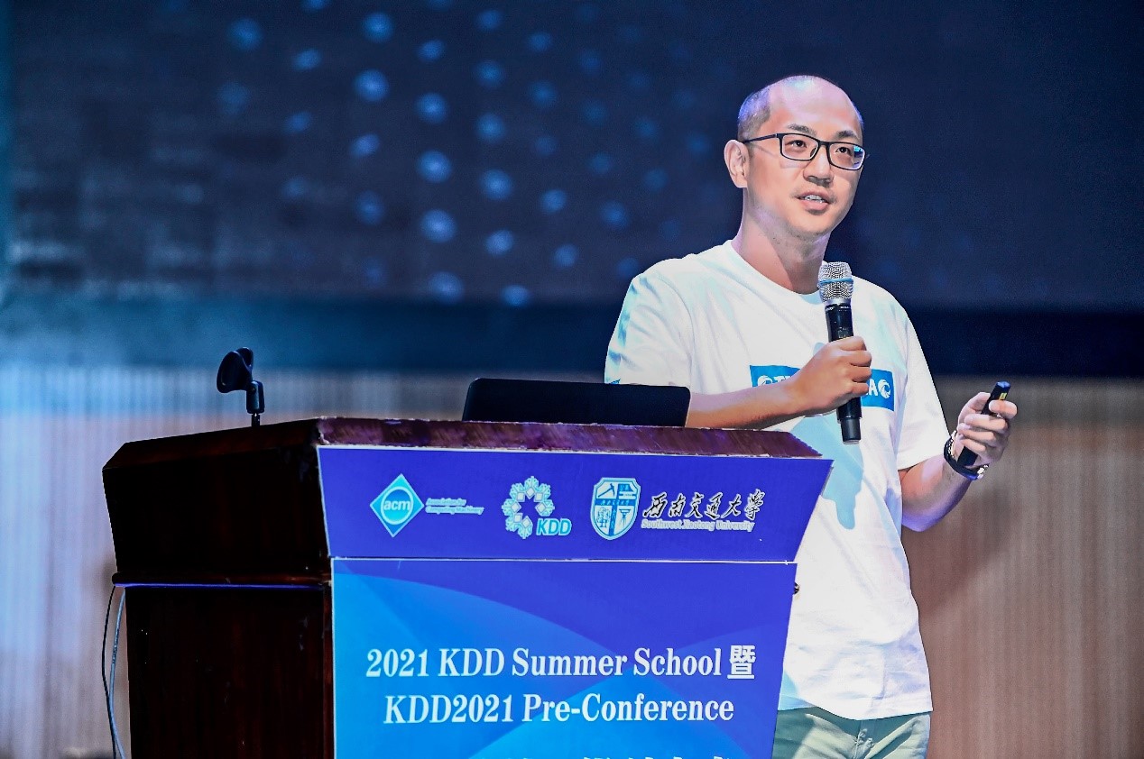 ( 图为:7月18日天眼查创始人柳超博士在 KDD Pre-Conference现场发表演讲)