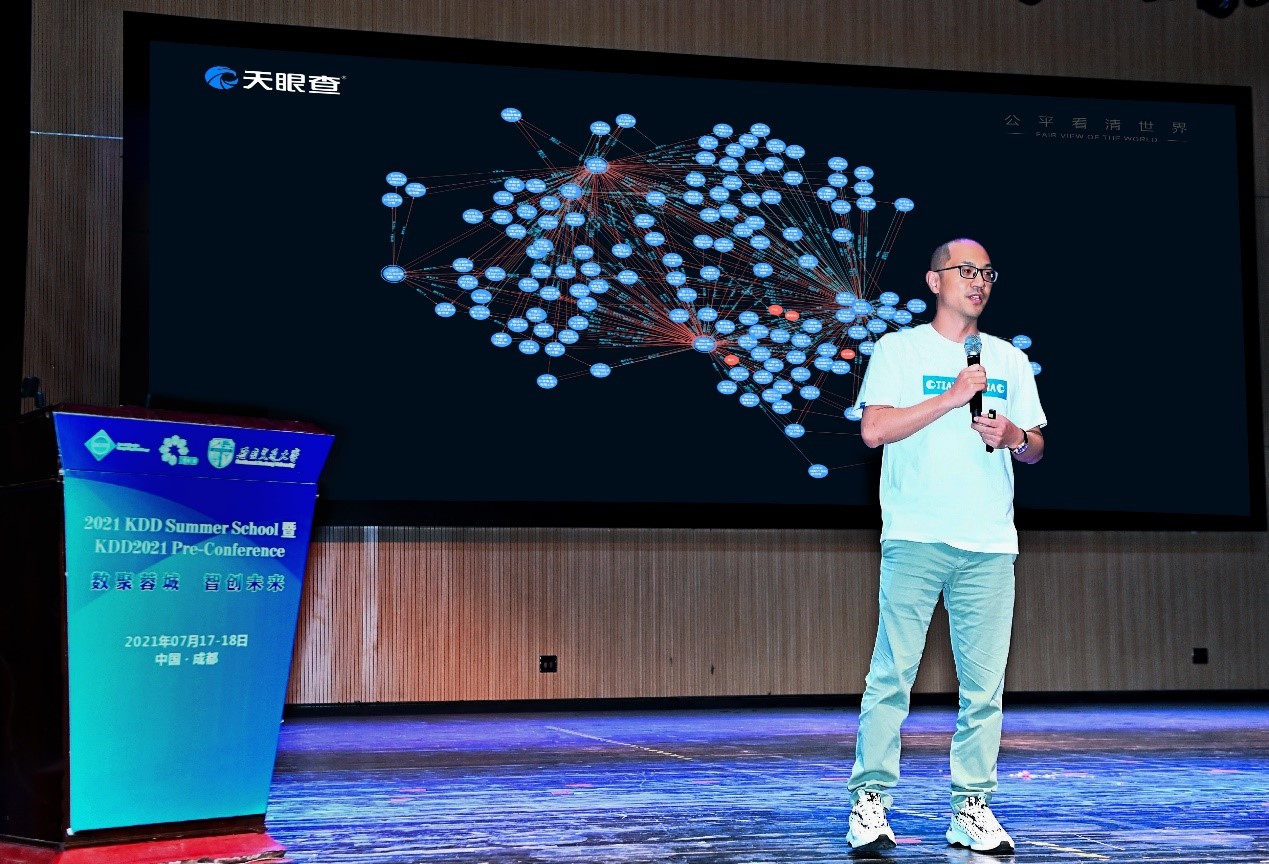 ( 图为:天眼查创始人柳超博士在 KDD Pre-Conference现场讲解商业知识图谱)