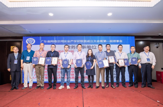 唐连章主任与凌捷教授为常务理事单位及其代表授牌与颁发证书