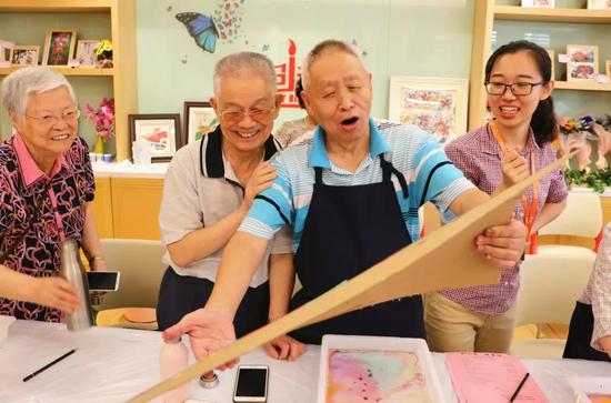 泰康之家粤园居民一起乐赏佳作
