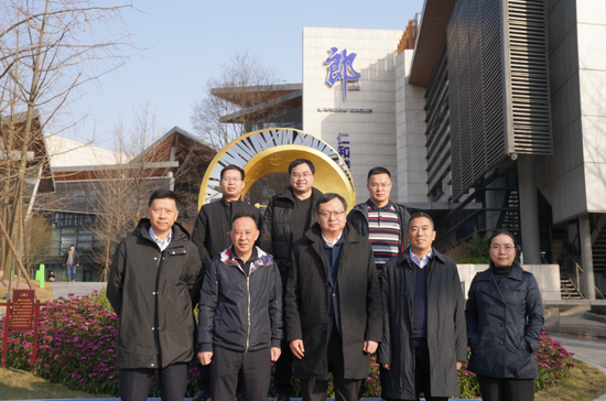 △中国银行四川分行行长王果(前排右三),副行长左焜(前排左一),副行长侯建国(前排右二),金融部总经理周国华(前排右一),泸州分行行长李砚(后排中);郎酒集团董事长汪俊林(前排左二),郎酒股份副总经理、财务负责人刘盛东(后排左一)