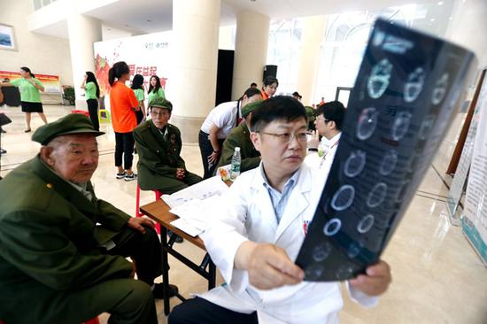 图二:泰康仙林鼓楼医院马嵘副院长率呼吸科、心内科、泌尿内科等医护人员为老人提供老年前列腺保健健康知识讲座、血压测量及前列腺、呼吸系统、心血管疾病的现场咨询。