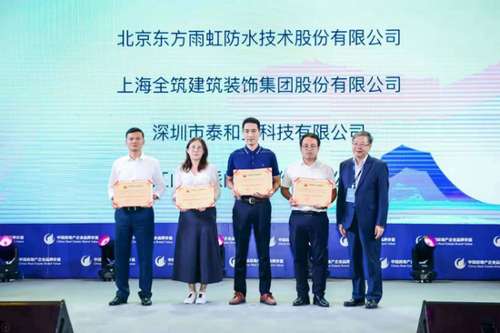 左一:东方雨虹工建华南区昆明风行公司总经理景利果