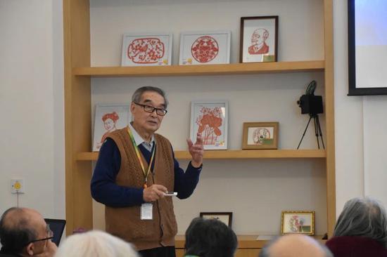 泰康之家·燕园居民陈宜元在乐泰学院开设航天课。