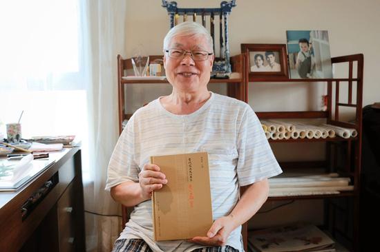 《当代岭南文化名家·李孟昱》一书出版，李叔叔与新书的合影