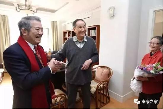 新春佳节,陈东升董事长拜访郑叔叔夫妇,为他们献上节日祝福