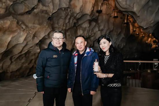 ▲汪俊林董事长(中)与新浪高级副总裁邓庆旭(左)、中国著名时尚人苏芒(右)留念