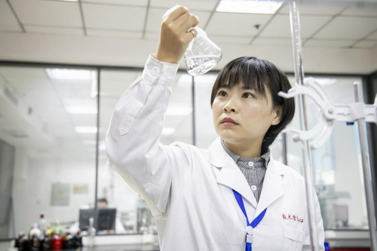 技术研发人员认真检测酒体