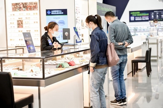 除助听中心外,全国山姆门店围绕“大健康”概念,还打造了包括眼镜中心和健康管理中心在内的功能性版块