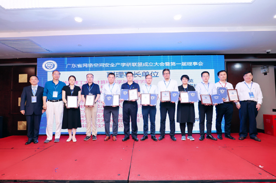 唐连章主任与凌捷教授为副理事长单位及其代表授牌与颁发证书