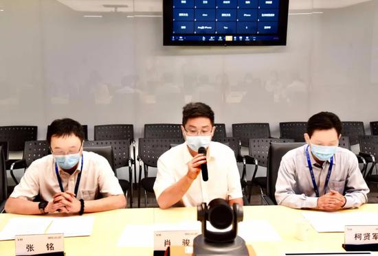 线上发布会现场,从左至右泰康同济(武汉)医院行政总监张铭、泰康同济(武汉)医院执行院长肖骏、 泰康同济(武汉)医院副院长柯贤军介绍壁画项目背景