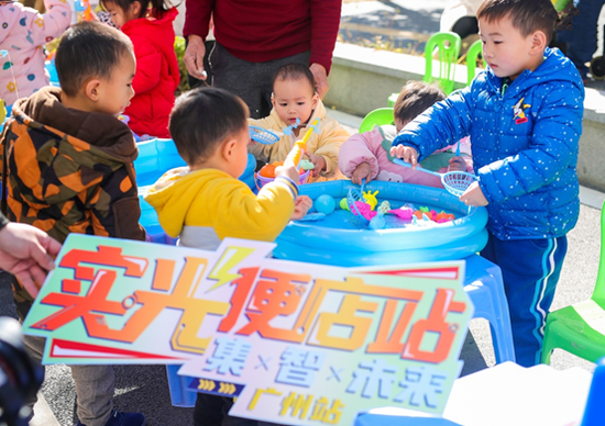 广州实地常春藤社区小朋友们在主题市集上游戏