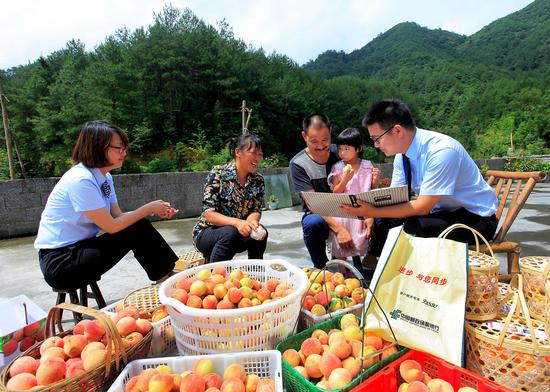 邮储银行贷款支持农户经营家庭农场,帮助农户致富