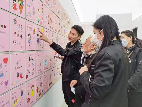 展览开幕当天,艺术家李博向策展人栗宪庭讲解画作故事