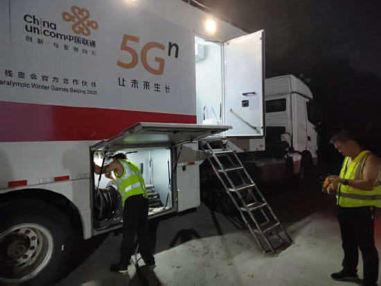 中国联通通信保障车提前为灾民安置点配备网络服务