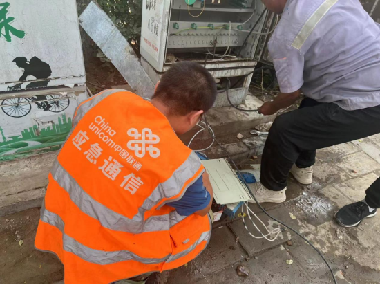 中国联通应急通信人员积极修复光缆