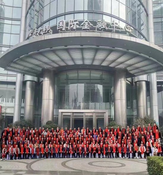 群益股份员工在广州圣丰国际金融中心（群益总部所在地）正门口的2024新年合影