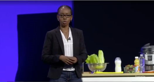 IBM Research软件工程师Juliet Mutahi “我的父亲是非洲肯尼亚几万名咖啡农场主中的一员。他们不懂科技,有的甚至从来没有去过银行,但是他们中间的很多人现在可以很便捷地获得贷款,帮助他们扩大生产。”