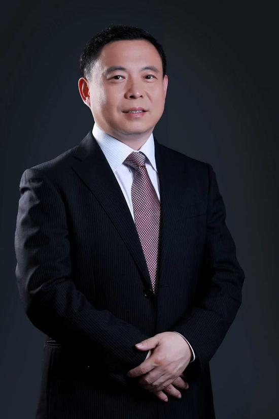 张军红，1992年9月加入中国建设银行，先后任职于中国建设银行总行个人银行业务部、行长办公室、投资托管部，曾任建信基金首席运营官、监事会主席，2018年4月起任建信基金总裁。