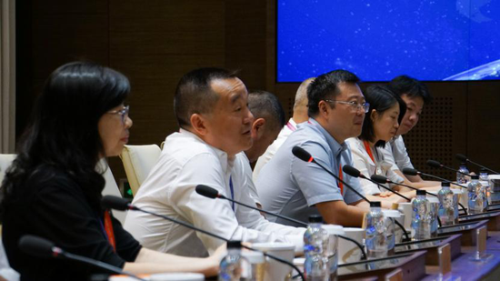 △泸州老窖股份有限公司党委书记、董事长刘淼(左二)在座谈交流会上发言