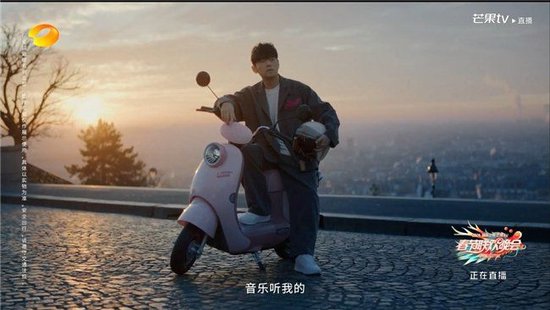 爱玛品牌形象代言人周杰伦巴黎时尚大片亮相湖南卫视春晚