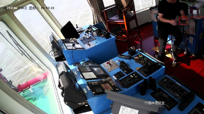 驾驶室内违规使用手机识别