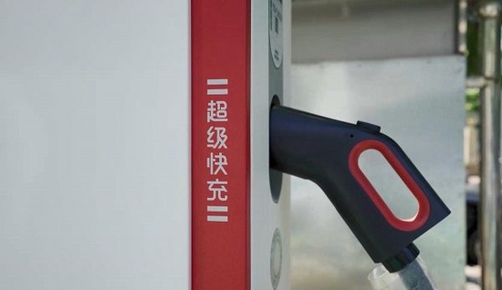 全液冷超充架构,融合光储,单枪最大600kW,实现一秒一公里,提供极致充电体验。