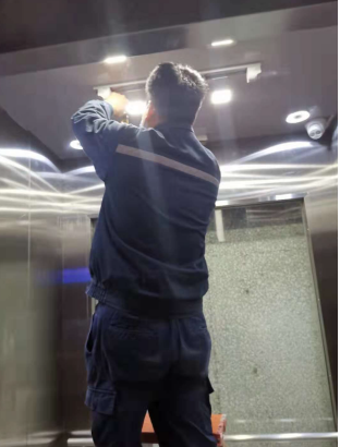 电梯加装紫外线消毒灯