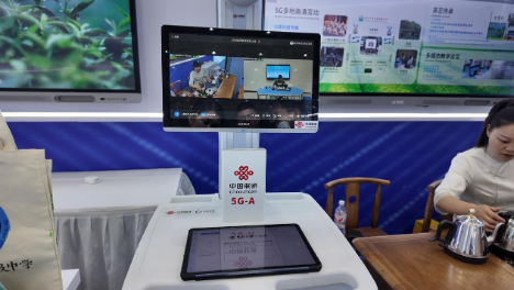 联通5G+AI非遗茶艺课程吸引外国观展者驻足体验