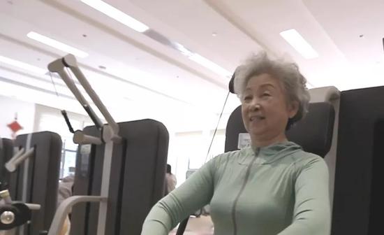 隋阿姨在健身房运动