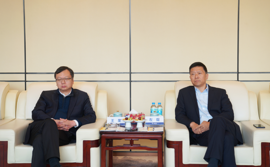 △中国银行四川分行行长王果(左),副行长左焜(右)
