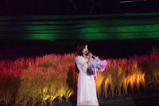 著名影视演员 李越昕蕾