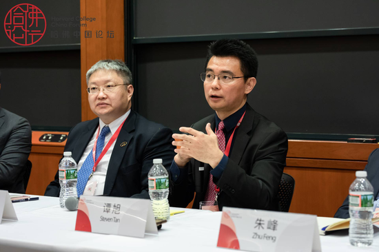 (圖為中國電信美洲公司總經理譚旭先生在爐邊談話時參與討論)