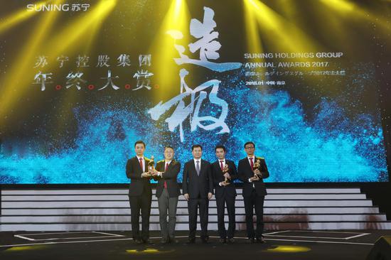 (圖:2017年,秦中獲蘇寧“董事長特別獎”,右一是秦中)