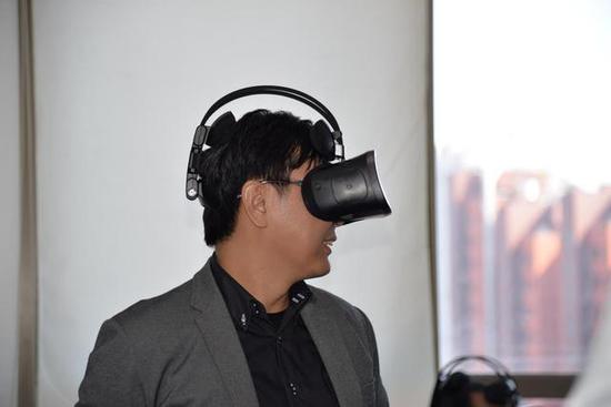 泰国数字经济和社会部副部长体验IDEALENS VR一体机