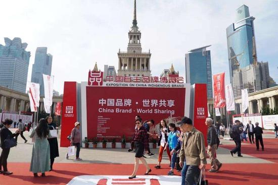 (首届中国自主品牌博览会吸引了6.4万人次参观)