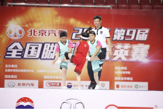 第九届全国脚斗士精英赛开幕式现场中华脚斗娃在比赛