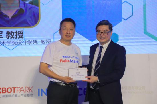 图：香港科大商学院谭嘉因院长（右一）对北京航空航天大学王田苗教授（左一）