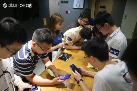 北京邮电大学同学体验5G手机