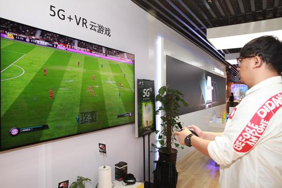  （图：用户在苏宁易购5G体验店直观感受5G）