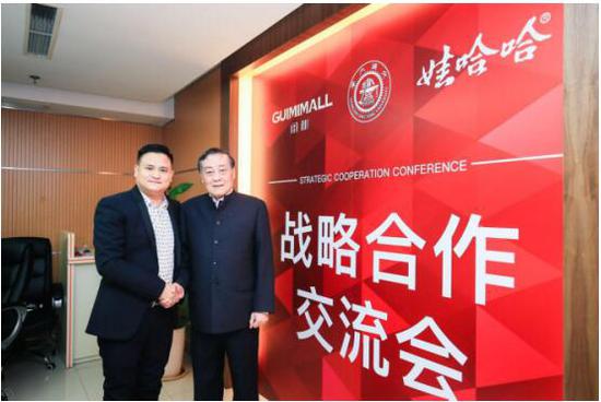 图:闺秘Mall总裁万兵(左)热情接见娃哈哈集团董事长宗庆后(右)