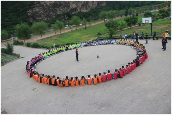 夜光摇动荷花瓣 高举放飞孔明灯